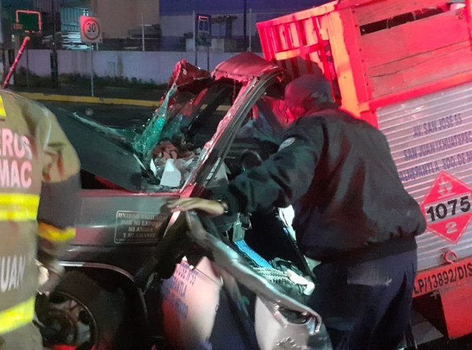 Recatan con vida a chofer luego de accidente vehicular